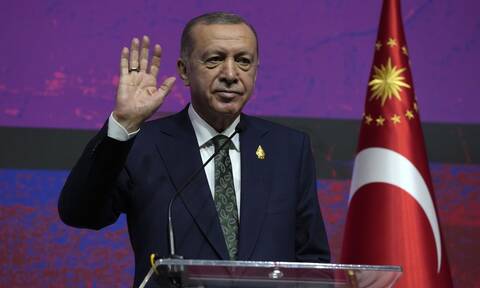 Τουρκία: Προκλητικό πλακάτ κατά της Ελλάδας σε ομιλία του Ερντογάν