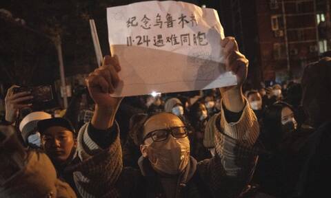 Κίνα: Οργή στους δρόμους της χώρας – Συνελήφθη δημοσιογράφος του BBC