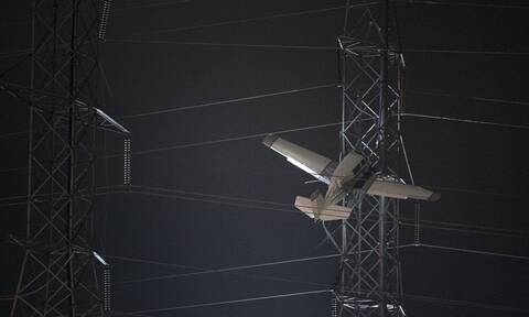 ΗΠΑ: Αεροσκάφος καρφώθηκε σε πυλώνα ρεύματος