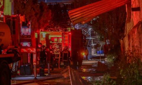 Θεσσαλονίκη: Καίει ακόμα η φωτιά στην αποθήκη στο Καλοχώρι