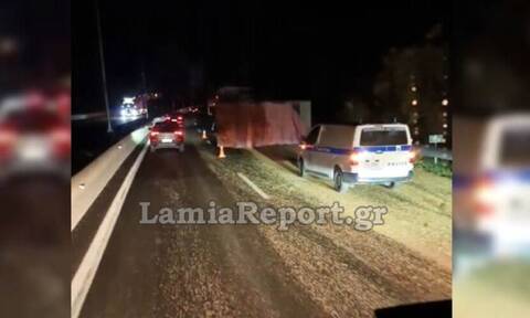 Γέμισε σιτάρι η εθνική οδός Αθηνών - Λαμίας από ανατροπή φορτηγού