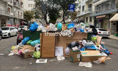 Βουνά τα σκουπίδια έξω από τους κάδους στη Θεσσαλονίκη