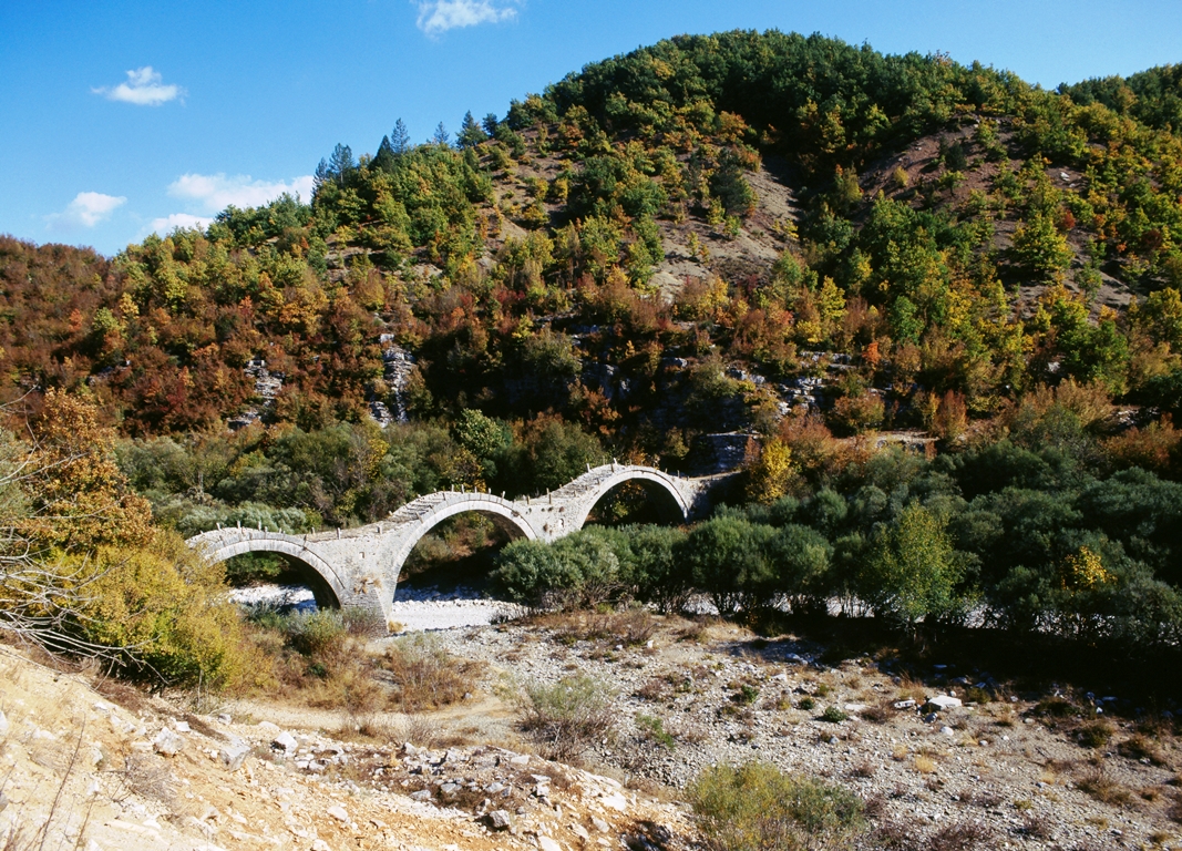 Το Καλογερικό ή γεφύρι του Πλακίδα, κοντά στο χωριό Κήποι Ζαγορίου