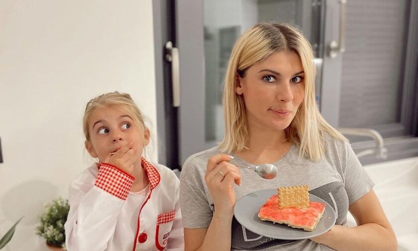 Όλγα Πηλιάκη: Φωτογραφήθηκε με την κόρη της στην στολισμένη εξώπορτα
