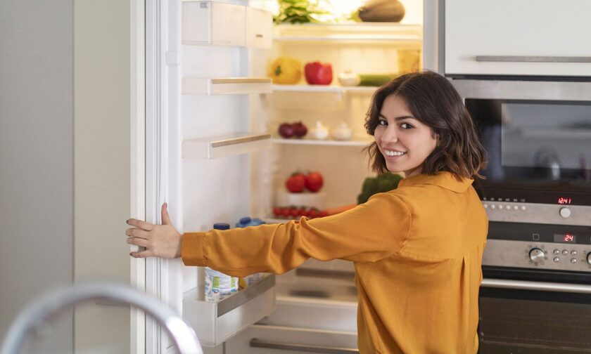 Πέντε τρόφιμα που δεν πρέπει να αποθηκεύετε στην πόρτα του ψυγείου
