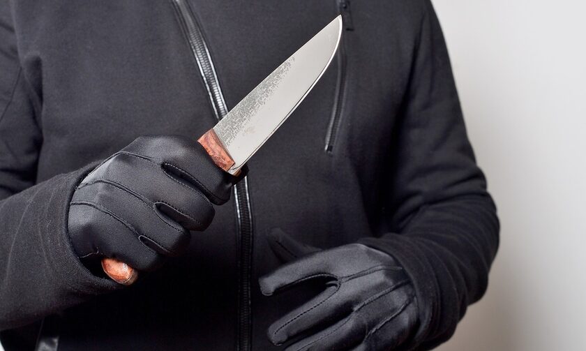 Χαλκίδα: Άντρας εισέβαλε με μαχαίρι σε μαγαζιά και απειλούσε τον κόσμο