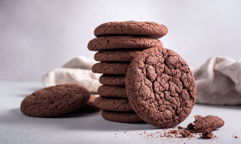 Πανεύκολη συνταγή: Σοκολατένια τραγανά μπισκότα με τρία υλικά