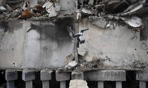 Ουκρανία: Προσπάθησαν να κλέψουν Banksy από μισογκρεμισμένο τοίχο