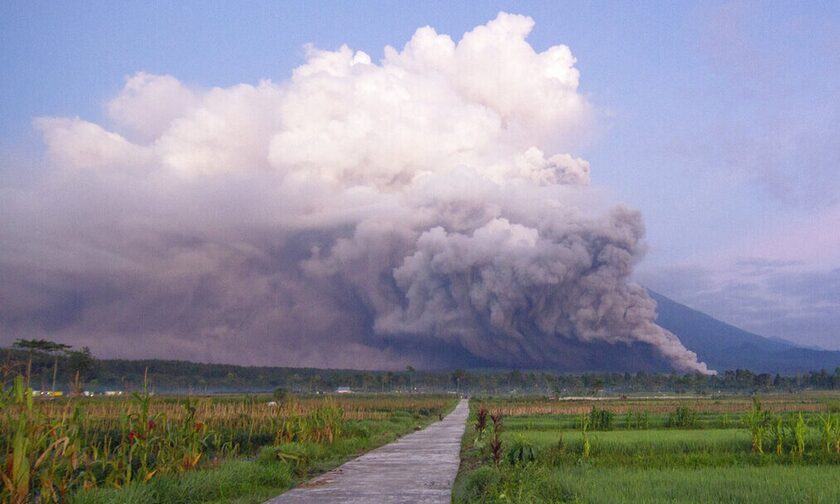 Ινδονησία: Εξερράγη το ηφαίστειο Σεμέρου - Κρύφτηκε ο ήλιος - Newsbomb -  Ειδησεις - News