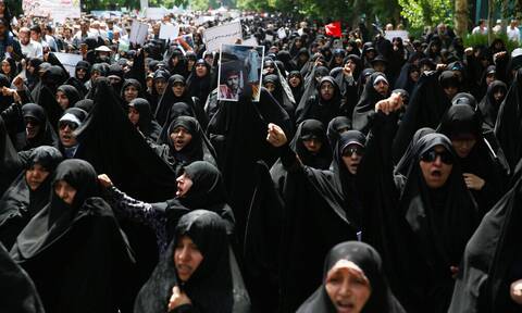 Η «επανάσταση της μαντήλας» αλλάζει το Ιράν - Φόβοι και ελπίδες