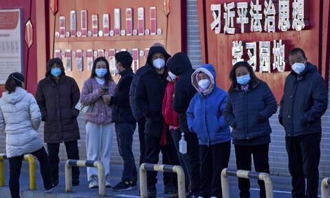 Κίνα: Χαλάρωσαν τα μέτρα και τρέχουν να αγοράσουν τεστ covid & φάρμακα