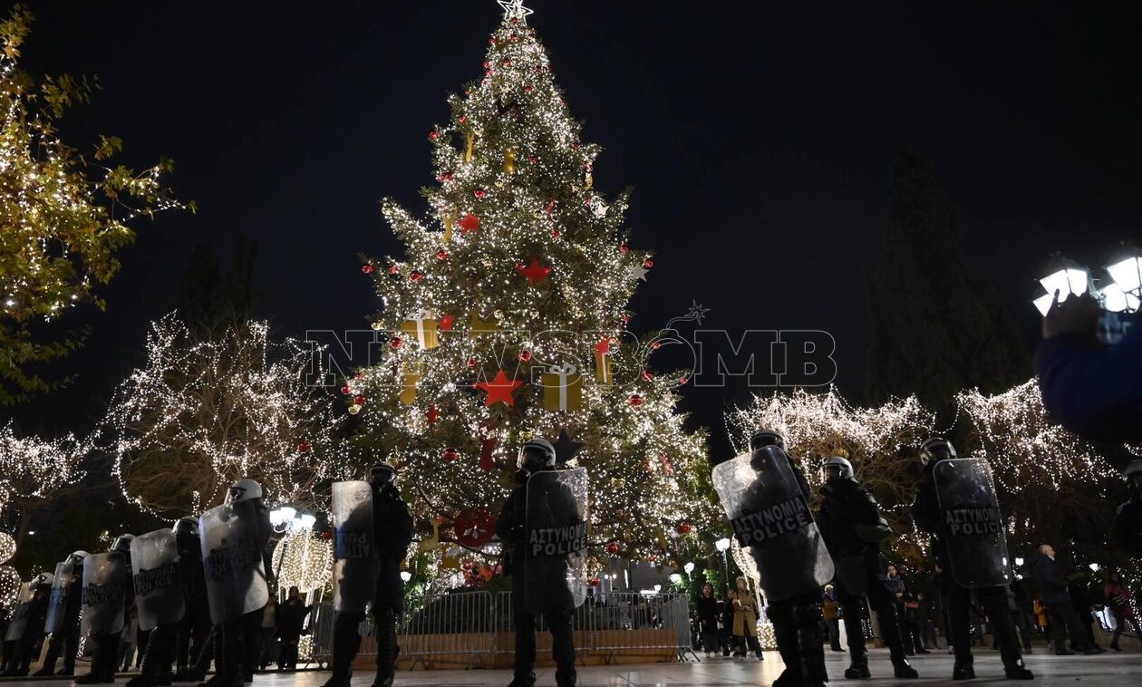 ΜΑΤ γύρω από το Χριστουγεννιάτικο δέντρο στο Σύνταγμα