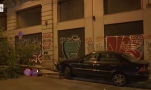 Αυτοκινητό «ξερίζωσε» δέντρο και πινακίδα στο κέντρο της Αθήνας
