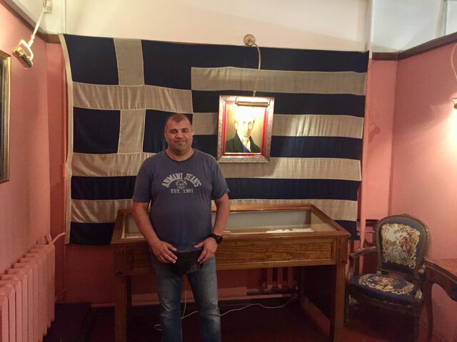 Στην Οδησσό στο μουσείο της Φιλικής εταιρείας μπροστά από την ελληνική σημαία και την εικόνα του Καποδίστρια