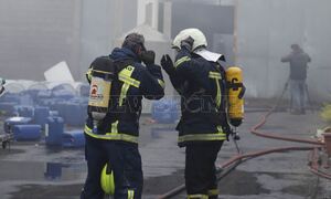 Φωτιά σε εργοστάσιο στον Ασπρόπυργο: «Ήταν εμπρησμός από Ρομά»