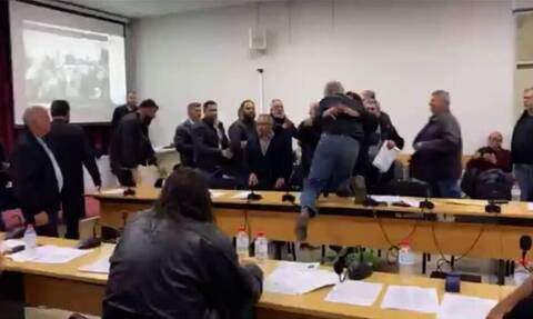 Κρήτη: Χαμός σε δημοτικό συμβούλιο - Όρμησε πάνω στα έδρανα