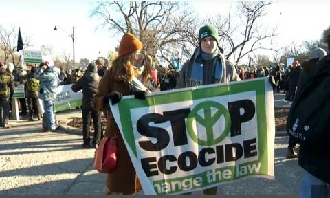 Καναδάς: Ακτιβιστές μεταμφιέστηκαν σε πουλιά, δέντρα και ταράνδους