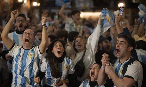 Τελικός Μουντιάλ 2022: Πανηγυρίζουν οι Αργεντινοί στο γκολ του Μέσι