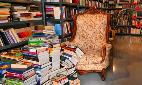Μια ελεύθερη βιβλιοθήκη, στην καρδιά μιας πολυκατοικίας στην Καλαμαριά