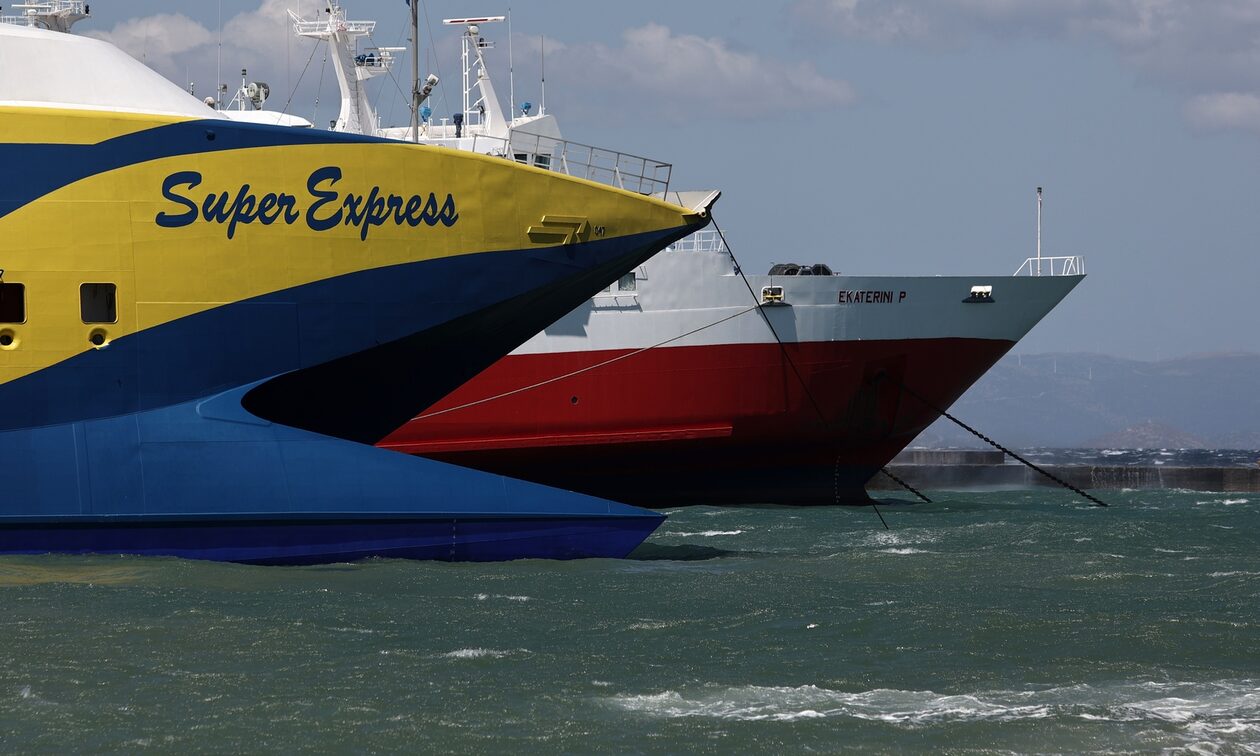 Δεμένα τα πλοία στα λιμάνια – Σε ισχύ το απαγορευτικό απόπλου