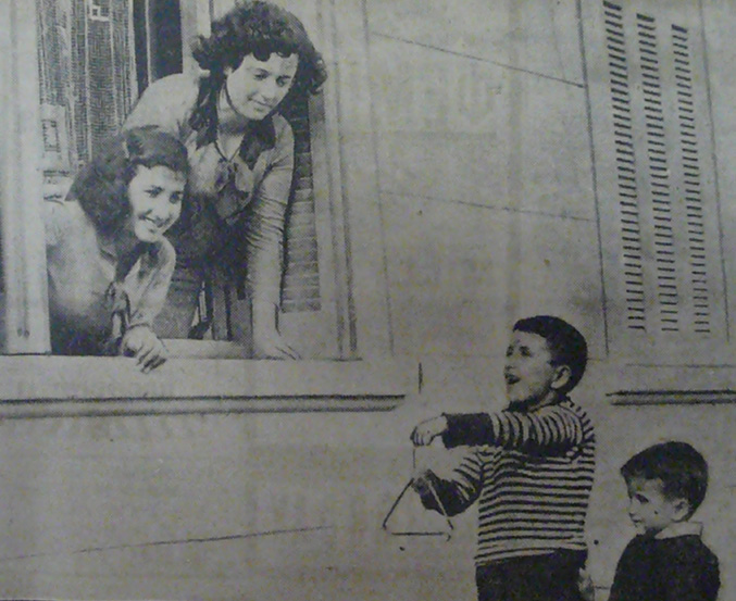 Παιδιά ψάλλουν τα κάλαντα στην Αθήνα το 1934