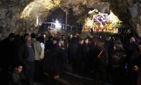 Χριστουγεννιάτικη Θεία Λειτουργία στο σπήλαιο Μαραθοκεφάλας