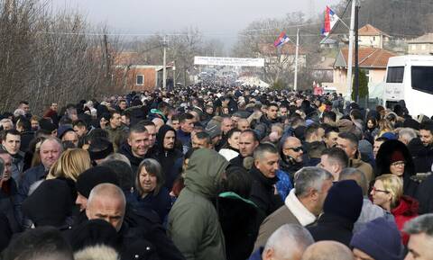 Κοσόβο: Σέρβοι διαδηλώνουν για να αποσυρθούν οι αστυνομικές δυνάμεις