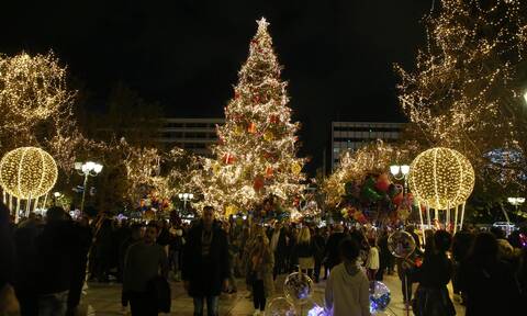 Σε κλίμα Χριστουγέννων η χώρα: Εικόνες από τη στολισμένη Αθήνα