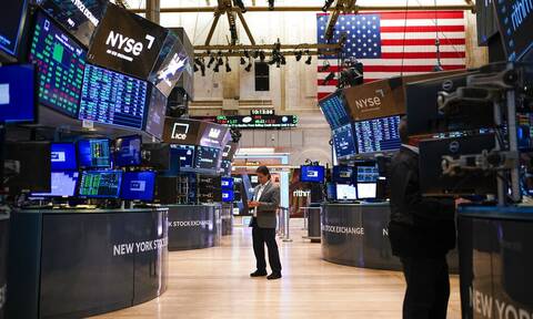 Στη σκιά της ύφεσης η Wall Street