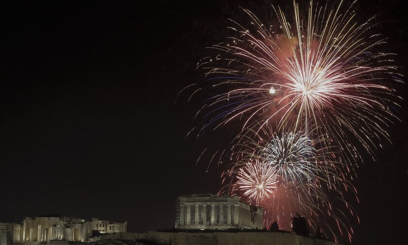 Πρωτοχρονιά: H Αθήνα υποδέχθηκε με λάμψη και τραγούδι το 2023