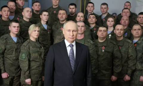 Πούτιν: Αμφισβητούν φωτογραφία του με στρατιώτες τα διεθνή ΜΜΕ