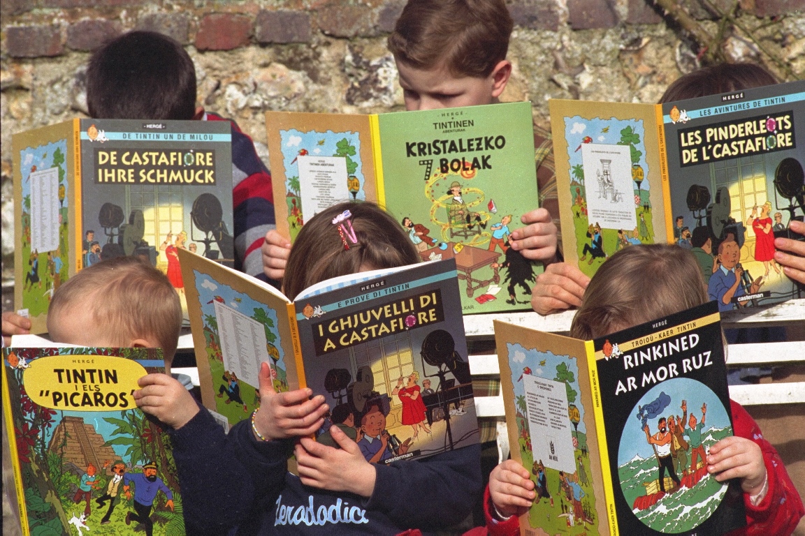 Έξι παιδιά διαβάζουν βιβλία με τις περιπέτειες του Τεν Τεν