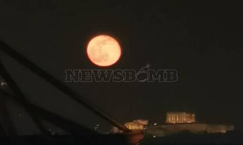 Το εντυπωσιακό πορτοκαλί φεγγάρι πάνω από την Ακρόπολη (pics)