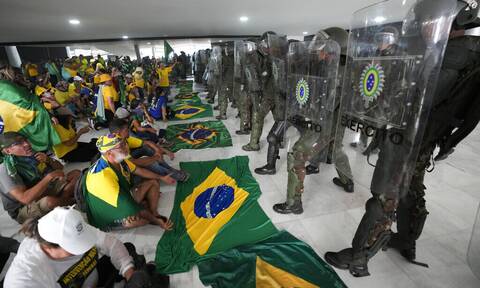 Βραζιλία: Το κόμμα του Μπολσονάρου χαρακτηρίζει «ντροπή» τις επιθέσεις