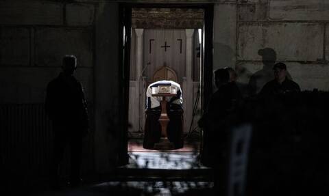 Κηδεία Κωνσταντίνου: Με την ελληνική σημαία στο φέρετρο - Σε εξέλιξη το λαϊκό προσκύνημα