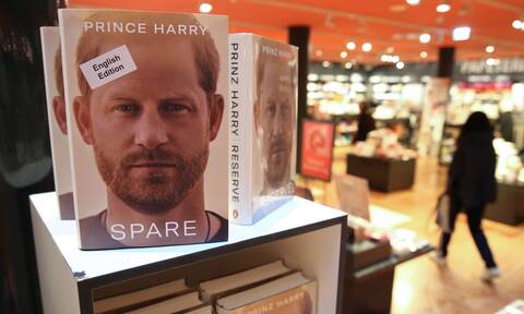 Πρίγκιπας Χάρι: «Ξεπουλάει» το βιβλίο του στη Βρετανία – Τα ρεκόρ που καταγράφει