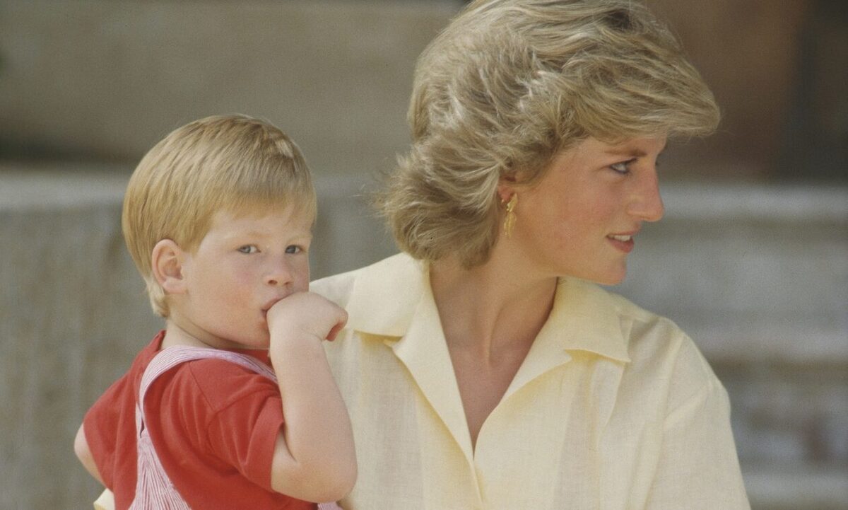 Ο πρίγκιπας Χάρι ,με την μητέρα του το 1987.
