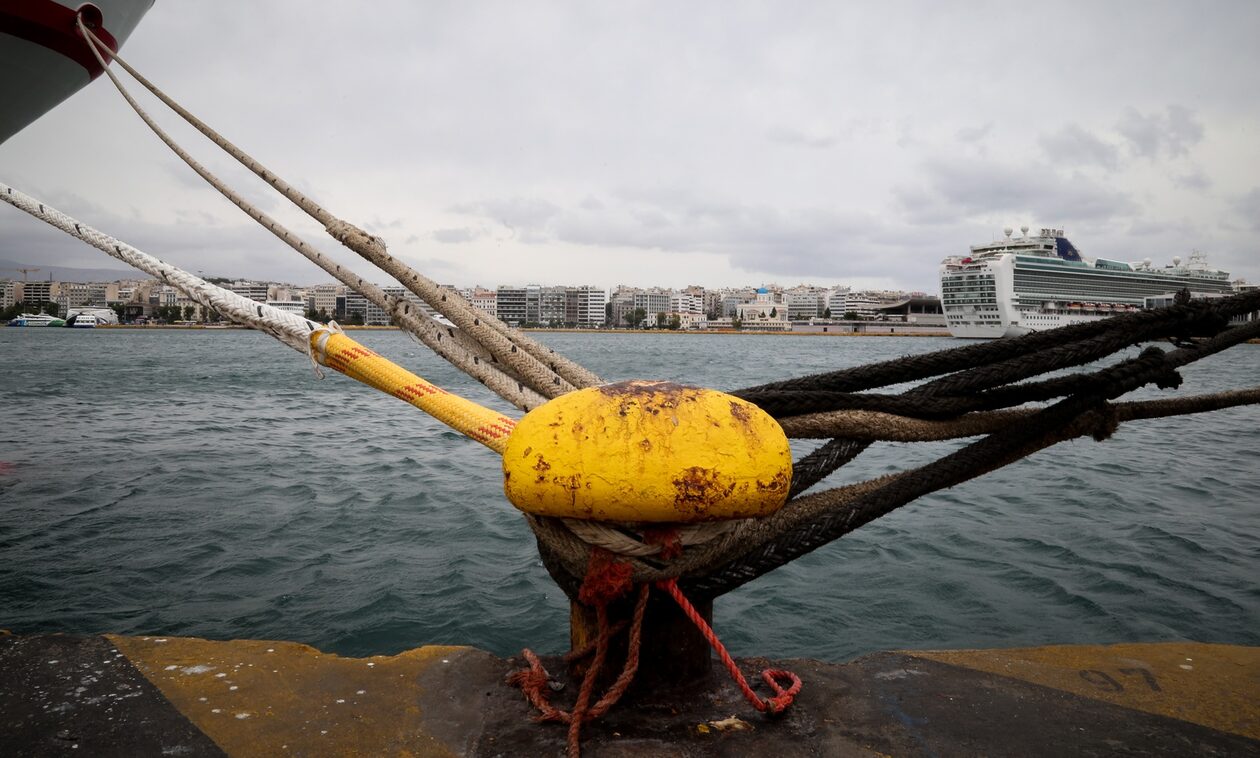 Οι ισχυροί άνεμοι καθηλώνουν τα πλοία στα λιμάνια - Απαγορευτικό απόπλου σε Πειραιά, Ραφήνα, Λαύριο