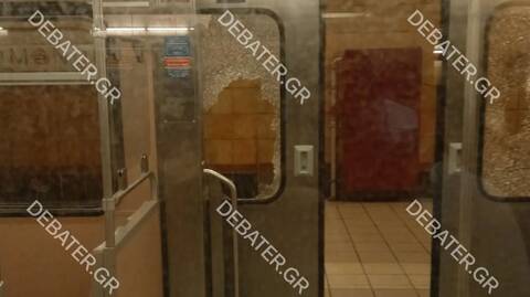 Ομόνοια: Άγνωστοι «μπούκαραν» σε γεμάτο συρμό του Μετρό και έσπασαν τα τζάμια