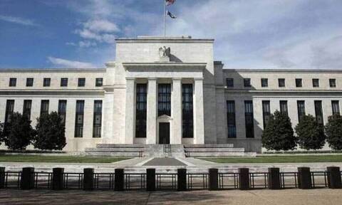 Πρόβλεψη για περαιτέρω αυξήσεις επιτοκίων από τη Fed