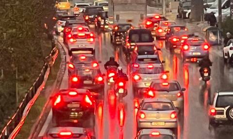 Καιρός: Προβλήματα για τους οδηγούς λόγω της καταιγίδας - Ποιοι δρόμοι έχουν «κολλήσει»