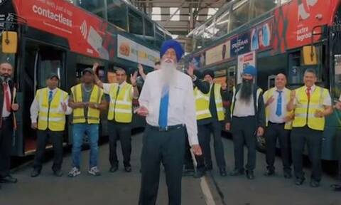 Bρετανία: Οδηγός λεωφορείου έκανε παγκόσμια μουσική επιτυχία - Το βίντεο κλιπ που κάνει θραύση