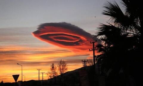Σύννεφο - ιπτάμενος δίσκος εμφανίστηκε πάνω από την Προύσα - Εντυπωσιακές εικόνες