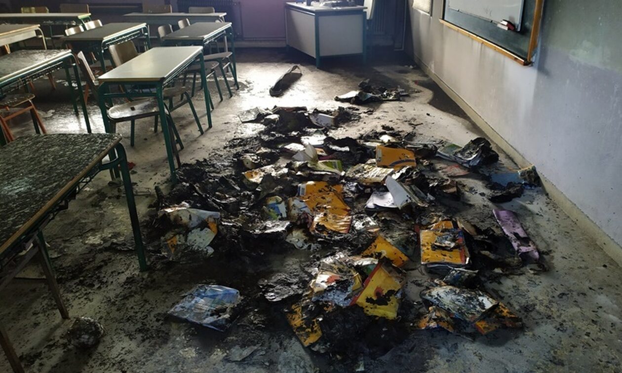 Τρίκαλα: Βάνδαλοι έβαλαν φωτιά στο 2ο Δημοτικό Σχολείο Σοφάδων