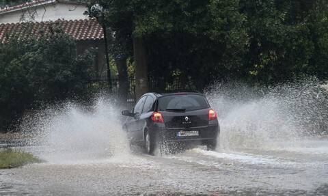 Η κακοκαιρία «σαρώνει» την Πιερία - Προβλήματα σε δρόμους και πλημμύρες