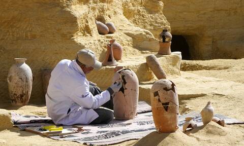 Αίγυπτος: Οι αρχαιολόγοι ανακάλυψαν τέσσερις τάφους των φαραώ και μια μούμια (pics)