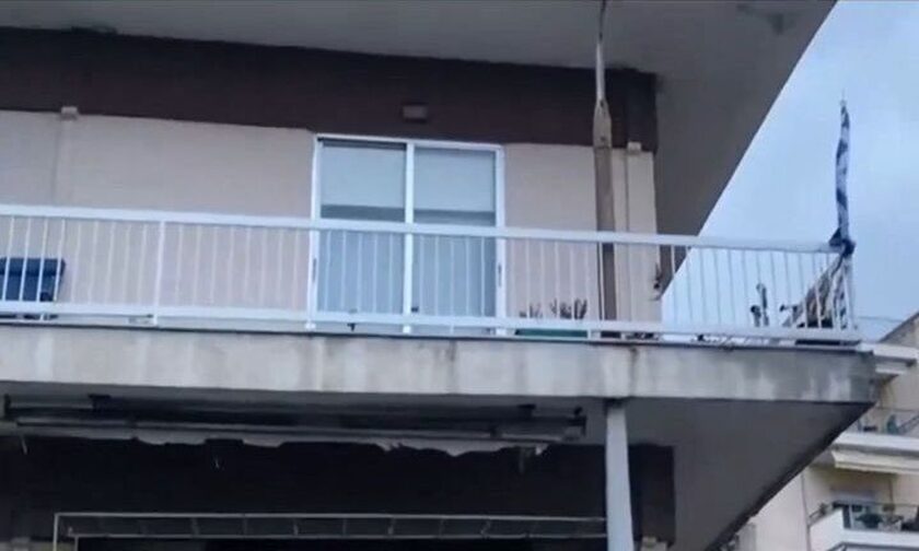 Ξάνθη: Ελληνική «πατέντα» σε πολυκατοικία - Κολώνα της ΔΕΗ περνάει μέσα από μπαλκόνι