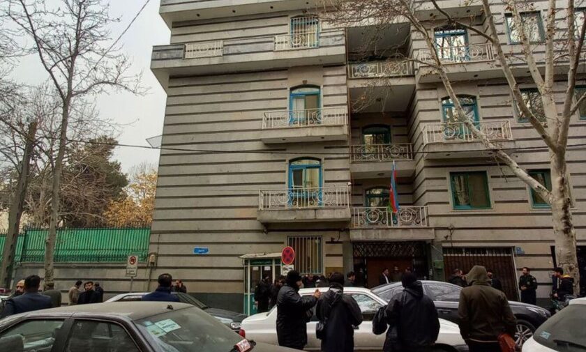 Ένοπλος άνοιξε πυρ στην πρεσβεία του Αζερμπαϊτζάν στο Ιράν