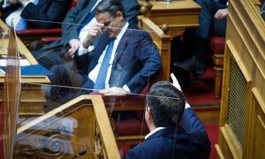 Καταψηφίστηκε η πρόταση δυσπιστίας: Σφοδρή η τελευταία σύγκρουση Μητσοτάκη – Τσίπρα πριν τις εκλογές