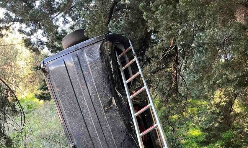 Απίστευτο τροχαίο στα Χανιά: Αυτοκίνητο «κρεμάστηκε» σε δέντρο